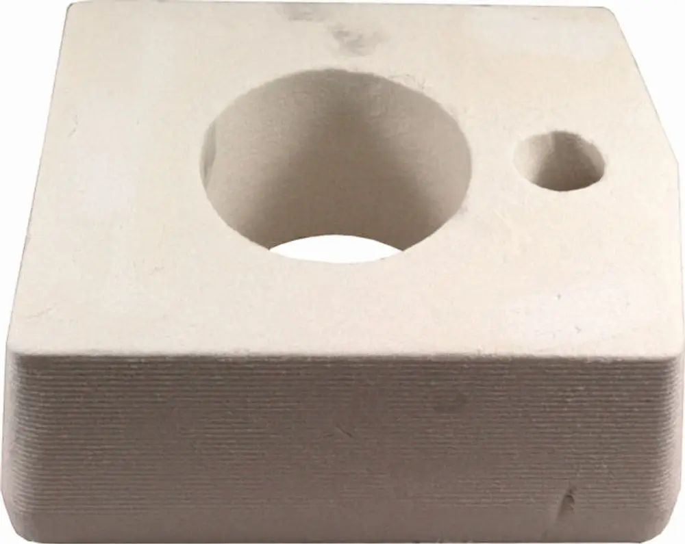 Isolierstein in quadratischer Form mit zwei Löchern. Produkt von Wolf, geeignet für Kesseltüren und zur Wärmedämmung in Heizsystemen.